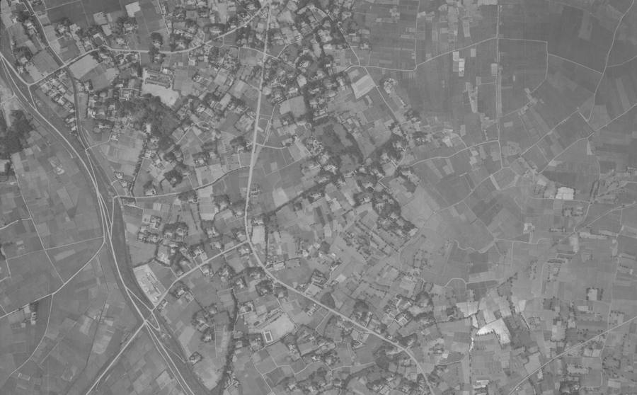 田畑と集落が広がり現在の幹線道路の交差がない1961年の美女木付近