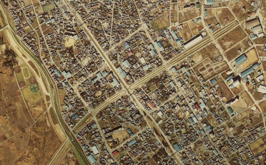 新大宮バイパスと交差する方向に帯状の空間が見える1980年前後の美女木