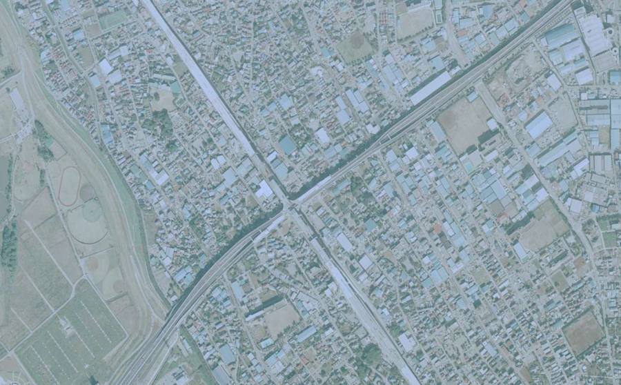 外環道の高架と工事途中の首都高方向の道路が見える1992年の美女木付近