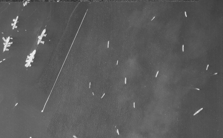 大黒ふ頭ができる前の海面と船影が見える1960年代の航空写真