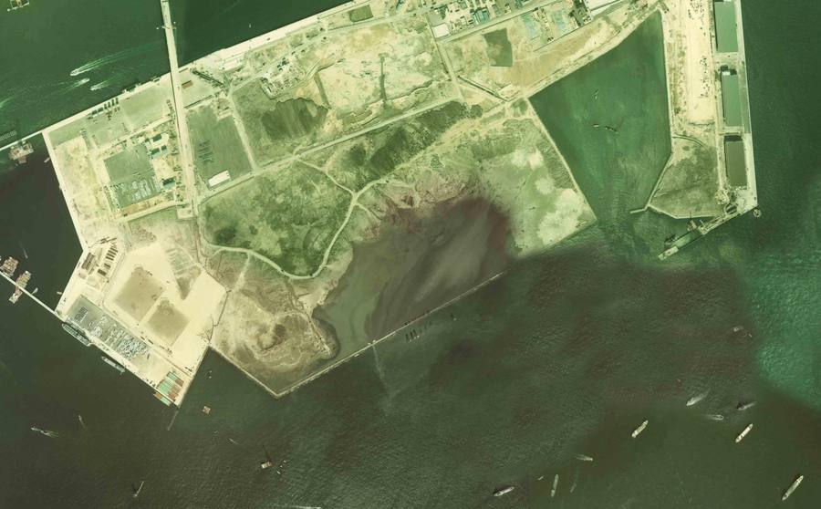 護岸で囲まれた区画と造成途中の土地が広がる大黒ふ頭