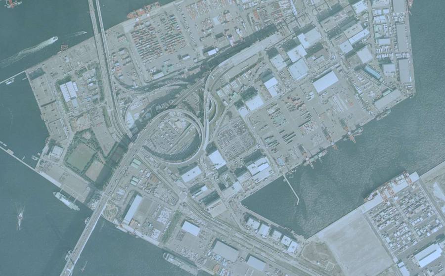 大黒JCTのループから横浜ベイブリッジ方向へ道路が続く1992年の航空写真