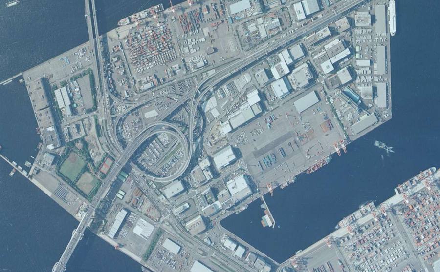 大黒ふ頭を斜めに横切る湾岸線と大黒JCTが見える1997年の航空写真