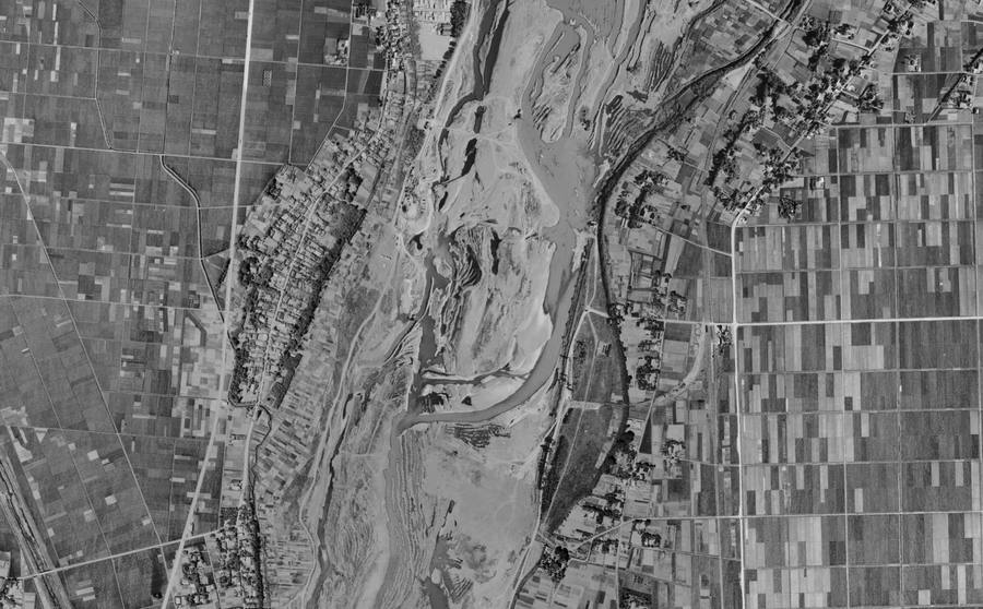 相模川の河原と、その両岸に広がる田畑が見える1960年代の海老名JCT付近