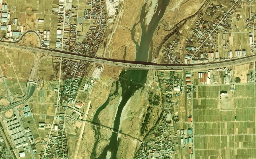 相模川を東西に横切る東名高速と周辺の農地が見える1970年代の航空写真