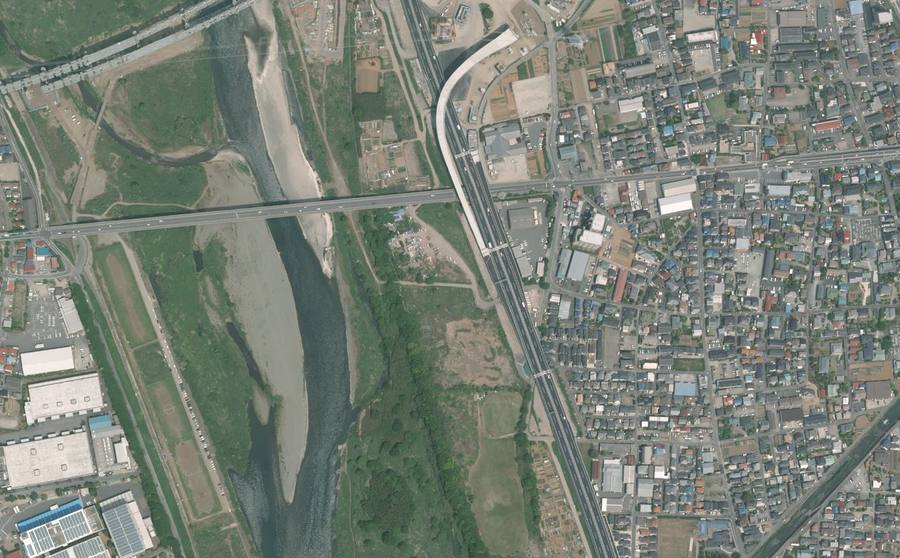 海老名JCTの南側で圏央道と周辺の工事用地が見える2015年度の航空写真