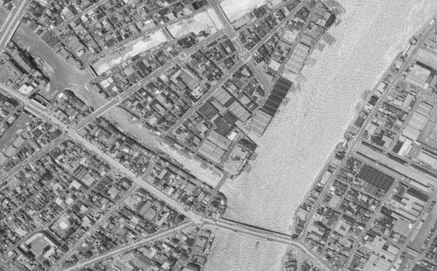 隅田川沿いの市街地と箱崎川の川筋が見える1966年の箱崎周辺