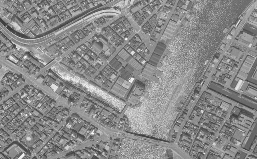 箱崎の市街地の縁に首都高6号向島線が現れた1971年の航空写真