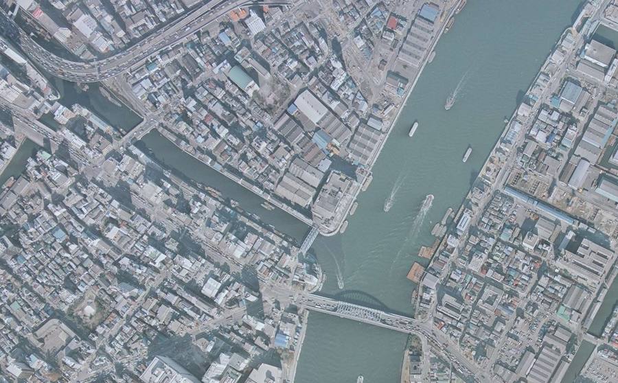 箱崎周辺の高架道路と隅田川沿いの街並みが見える1975年の航空写真