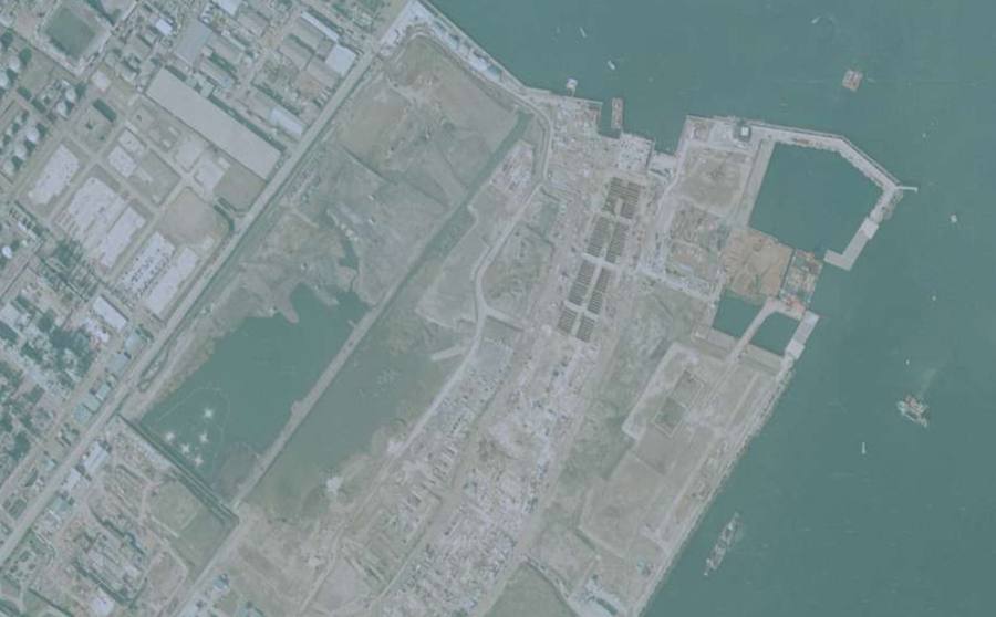 工場の海側に矩形の陸地と工事区域が広がる1992年の川崎浮島付近
