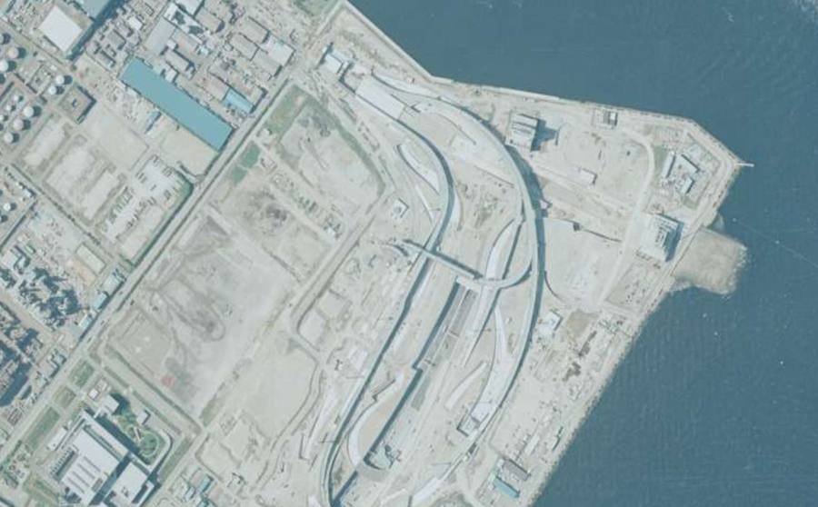 埋立地の上に細長い曲線状の接続道路ができてきた1997年6月の川崎浮島