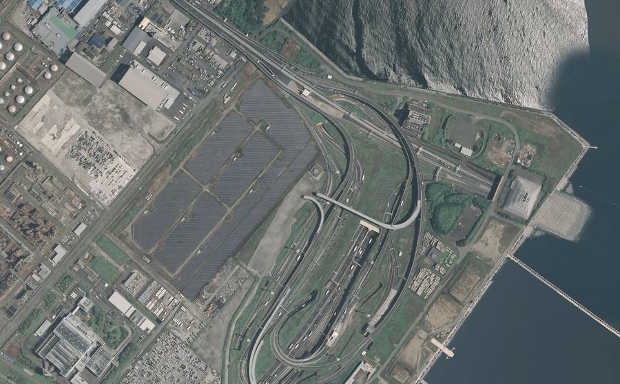 工場地帯の海側に複数の接続道路が集まる川崎浮島ジャンクション