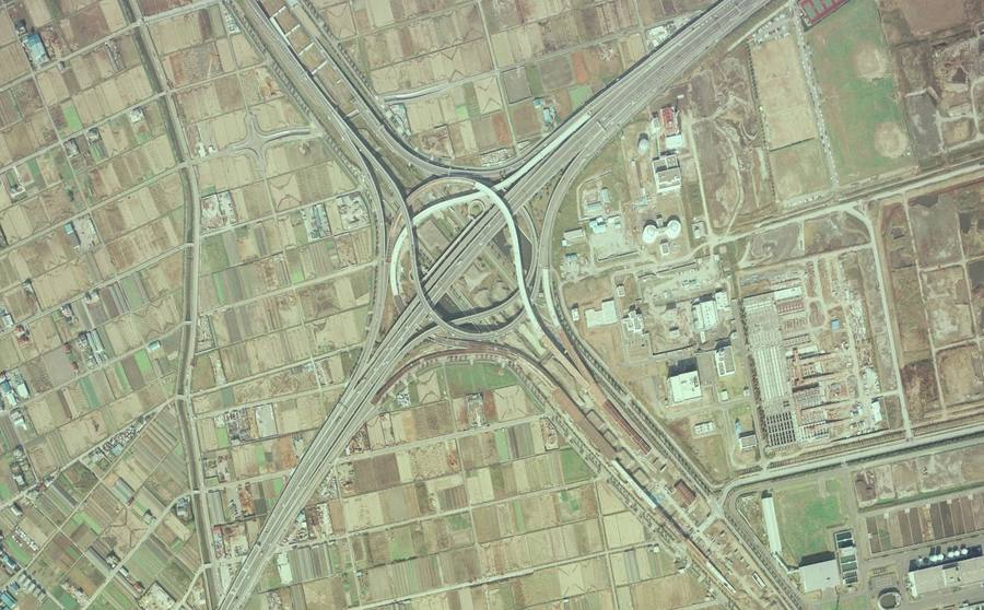 既存の道路のそばで外環道方向の工事が進む1989年の三郷JCT