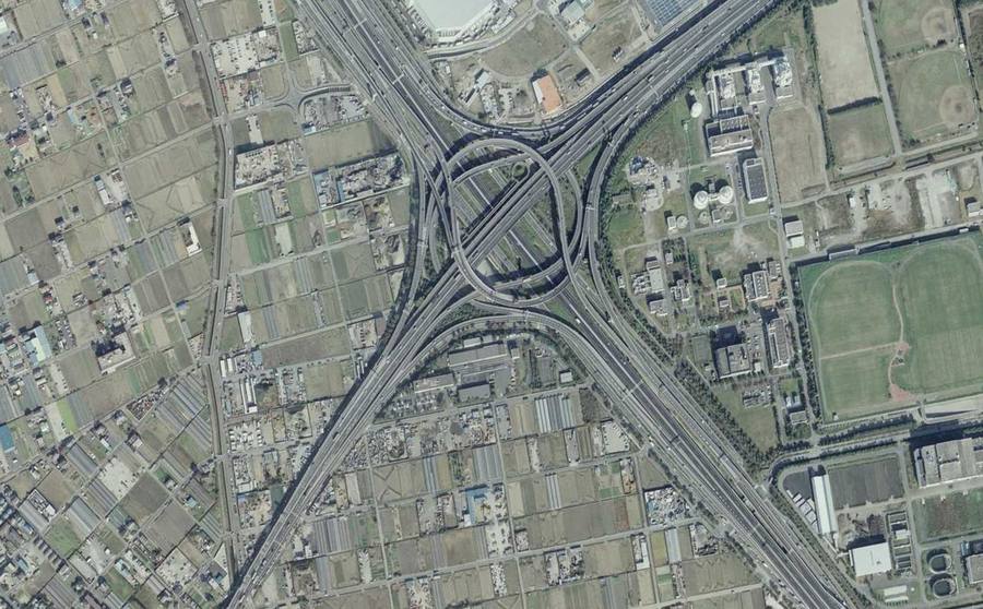 外環道の南側への延伸後、複数の曲線道路が重なる2006年の三郷JCT