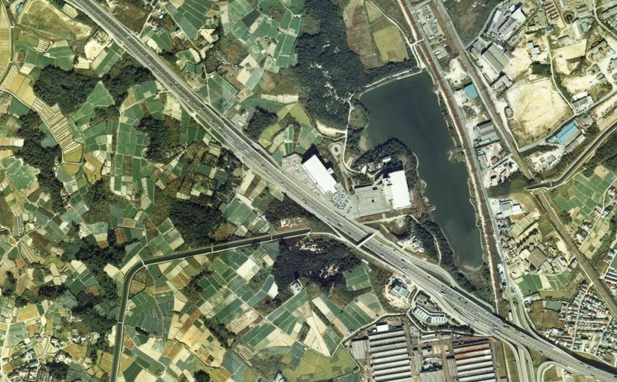 田畑や池のそばを道路が斜めに横切る1970年代の名古屋南付近
