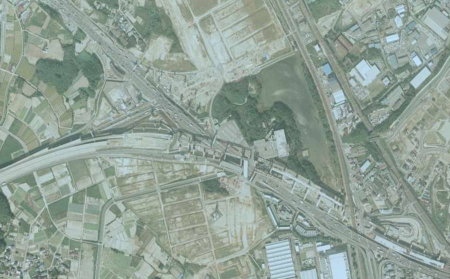 池の南側で幅広い道路と接続路の建設が進む2000年の名古屋南付近