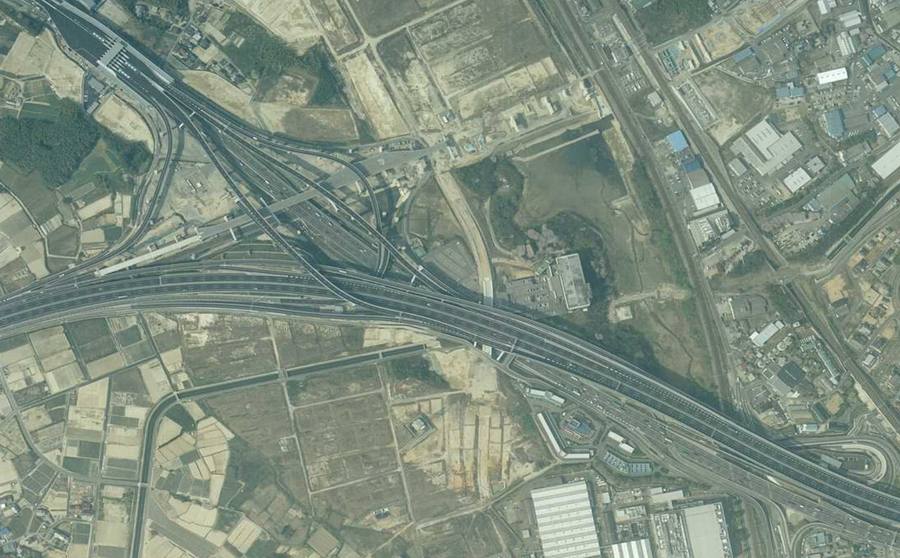 幅広い本線と、北西側へ枝分かれする接続道路が見える2003年の名古屋南ジャンクション
