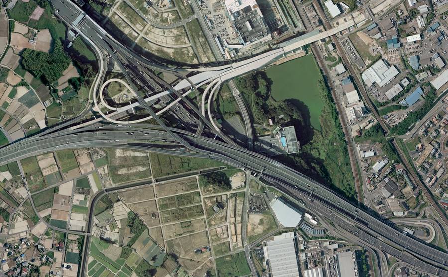 既存の道路に重なる新しい高架と曲線が見える2007年度の名古屋南ジャンクション