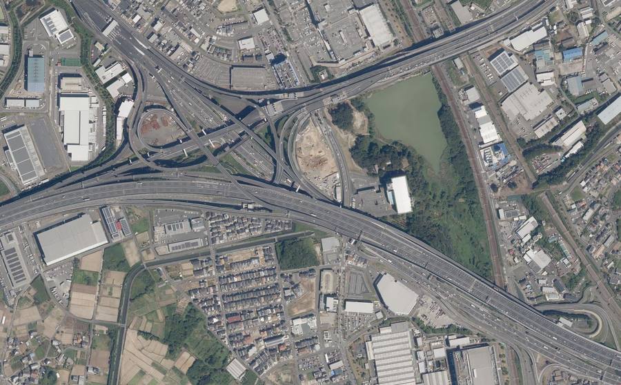 池の周囲に複数の高架とループが重なった名古屋南ジャンクション