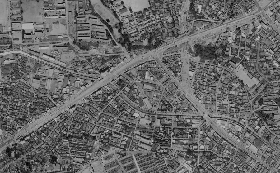 玉川通り周辺に建物が並び、中央にまとまった敷地が見える1960年代の大橋