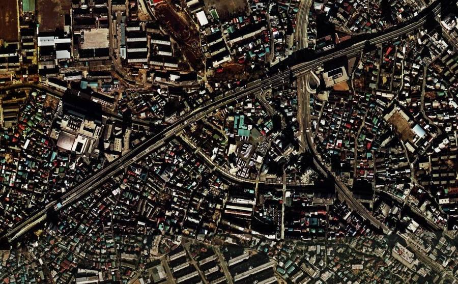 玉川通りに沿う高架道路が市街地を斜めに横切る1970年代の大橋