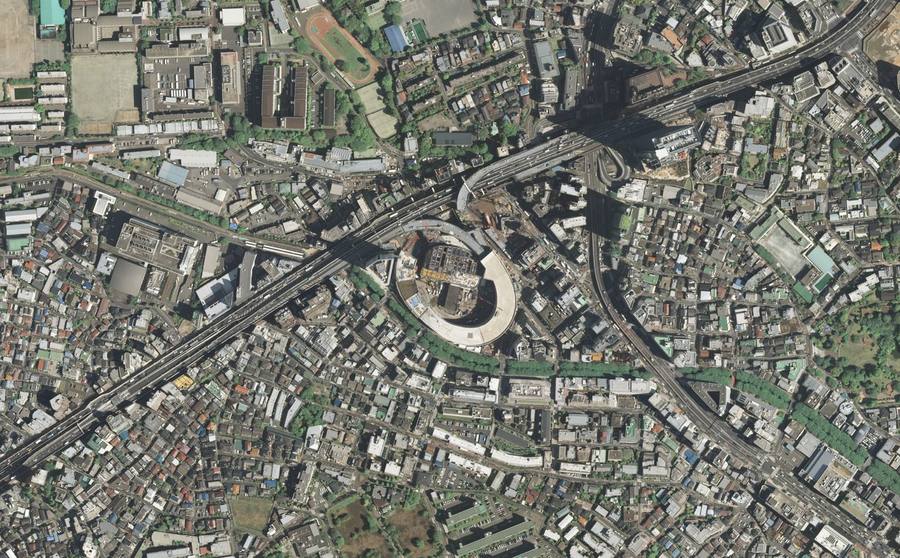 周囲の建物の間に楕円形のループ構造を建設している大橋ジャンクション