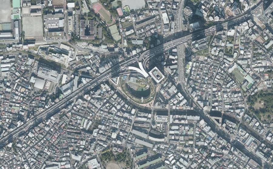 屋上の緑と周辺の建物が見える完成後の大橋ジャンクション