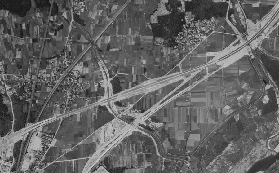 開通前の名神高速の道路形状が見える1963年5月の大山崎周辺