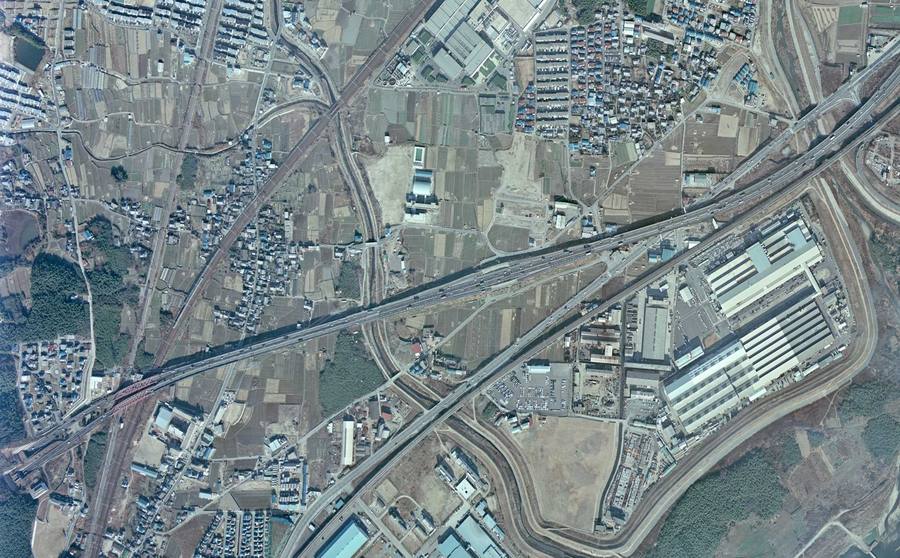 名神高速の南側に大きな建物群が見える1975年の大山崎周辺