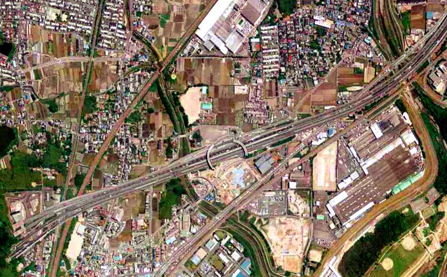 名神高速の上下に接続道路の建設現場が広がる2000年の大山崎JCT付近