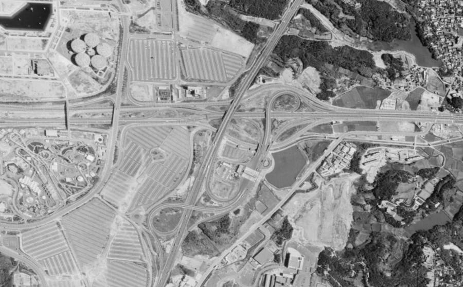 幅広い道路や曲線状の接続路、大きな区画が現れた1971年の吹田付近