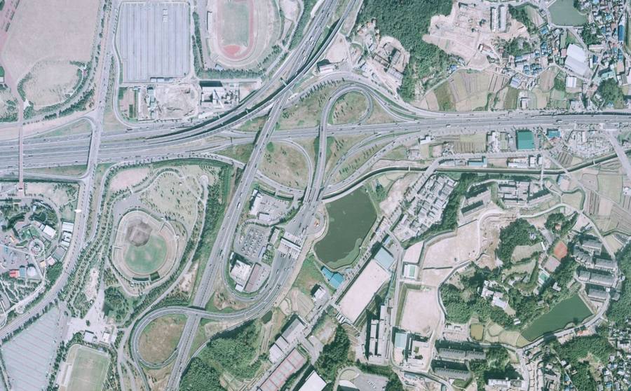 名神と中国道の間に曲線状の接続道路が見える1979年の吹田