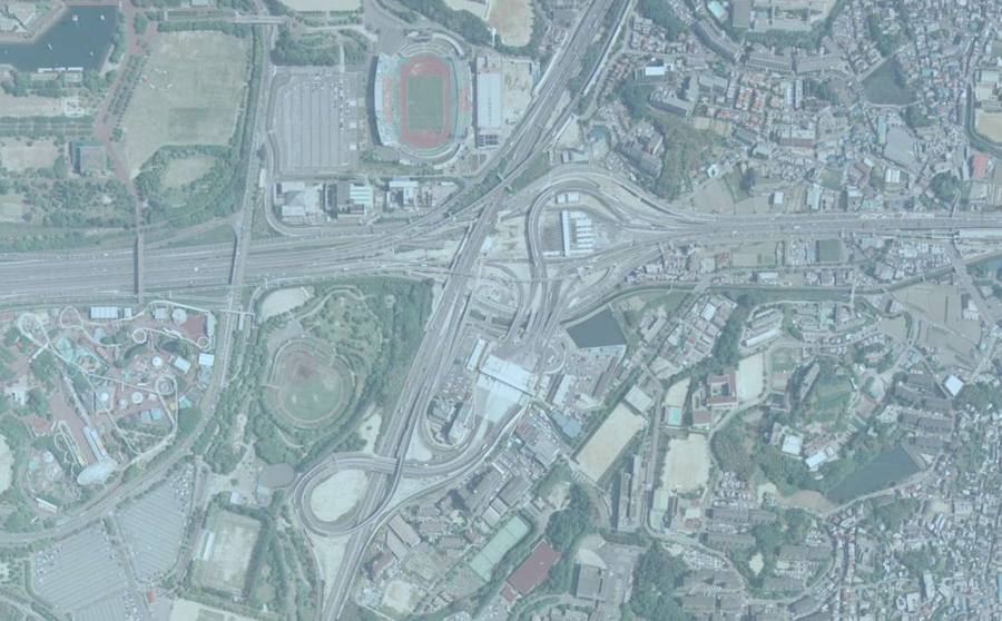 既存道路の間に明るい工事部分が見える1994年5月の吹田ジャンクション