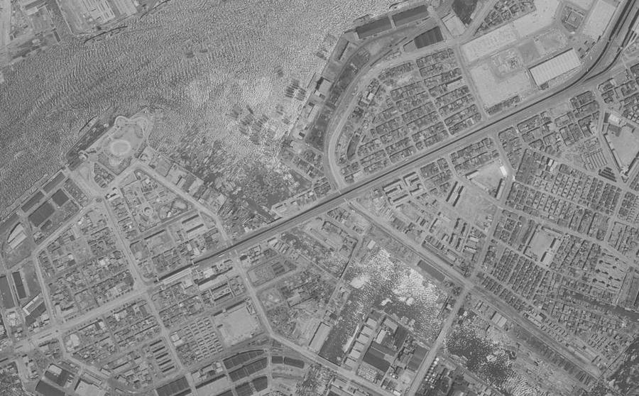 岸壁沿いの建物と市街地が見え、高速道路の大きなカーブはまだない1964年の天保山付近