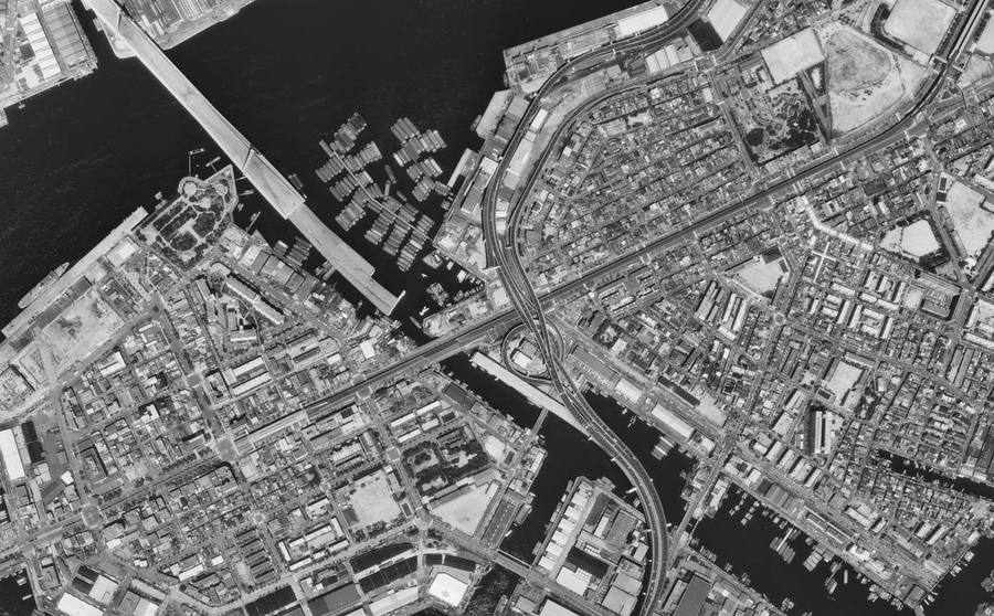 大阪港線の高架と、安治川を渡る橋の形が現れた1989年の天保山ジャンクション付近