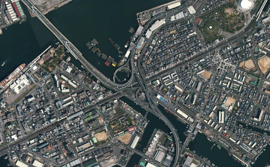 天保山大橋と円形の接続道路、市街地や岸壁が隣り合う天保山ジャンクション